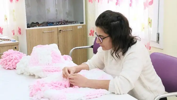 (ÖZEL) Şizofreni hastaları bu merkezde örgü örüp, spor yapıyor