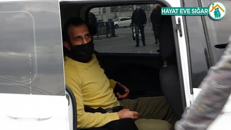 Taksim'de turist kendisini uyaran polise saldırdı