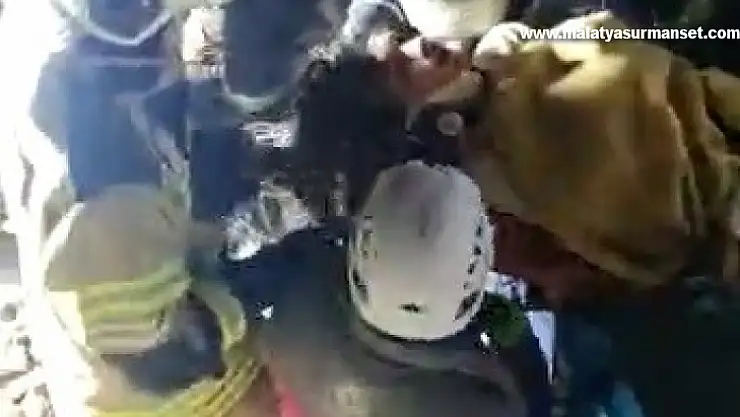 PAK ekipler genç kadını alkışlarla enkazdan çıkardı