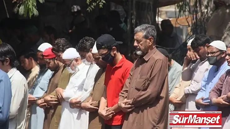 Pakistan camilerde cemaatle kılınan namazları yasakladı