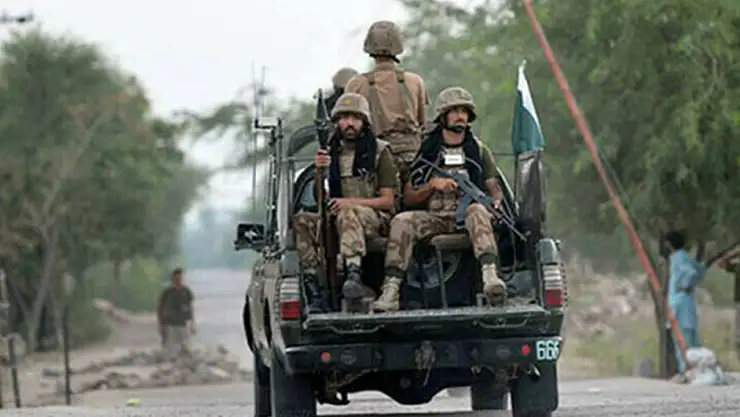 Pakistan'daki çatışmalarda 18 asker hayatını kaybetti