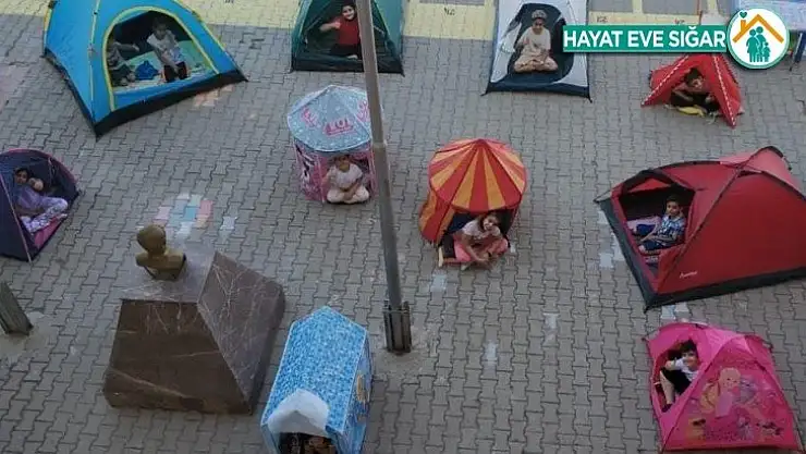 Pandemi döneminde evde sıklan çocuklar çadırda ders işledi
