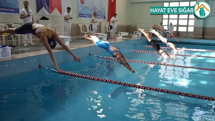 Pandemi kurallarıyla yüzme şampiyonası