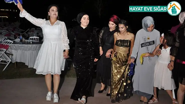Pandemide sıkılan kadınlar matinede kurtlarını döktü