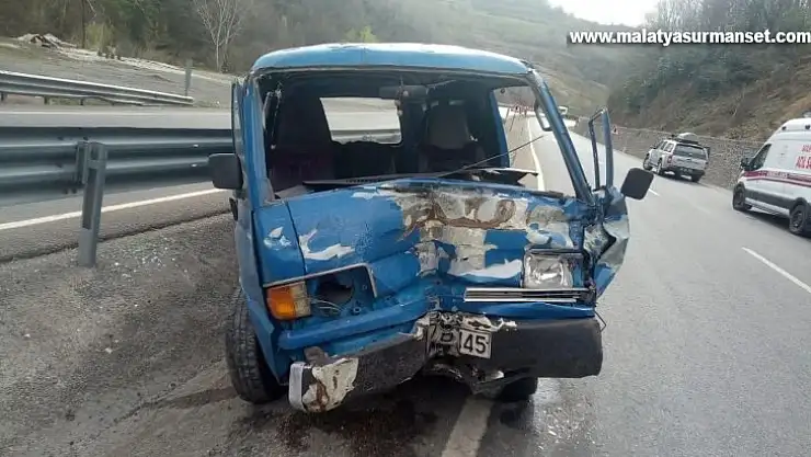 Panelvan araç bariyerlere çarptı: 1 yaralı