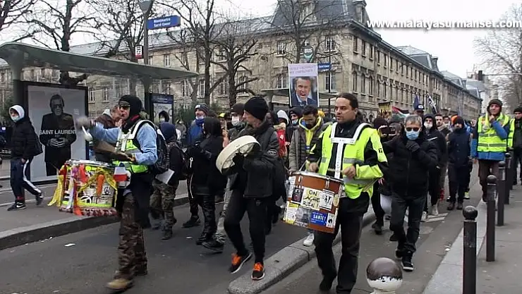 Paris'te 24 Ocak'ta başlayacak olan aşı kartı uygulaması protesto edildi