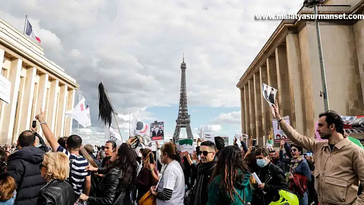 Paris'te Mahsa Amini'nin ölümü protesto edildi