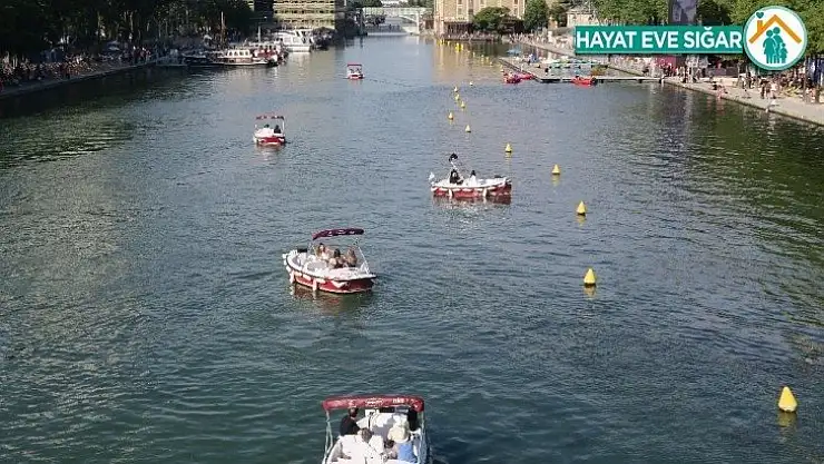 Paris'te yüzen sinema etkinliği