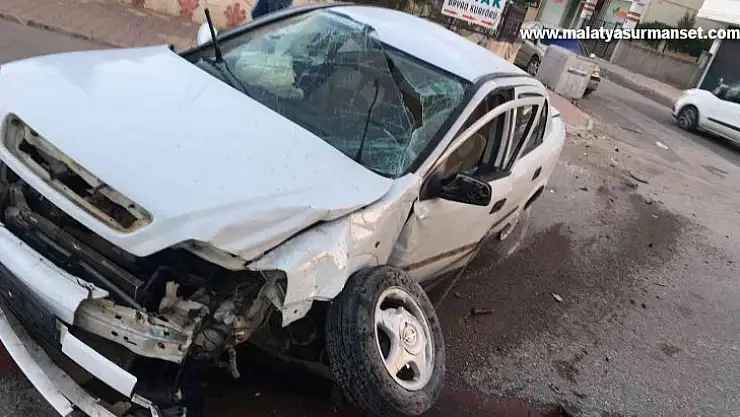 Park duvarına çarpan otomobilin sürücüsü yaralandı