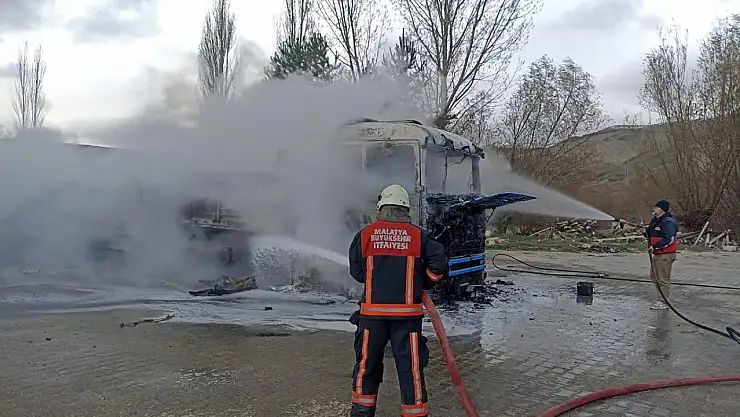Park halinde alev alan tır küle döndü