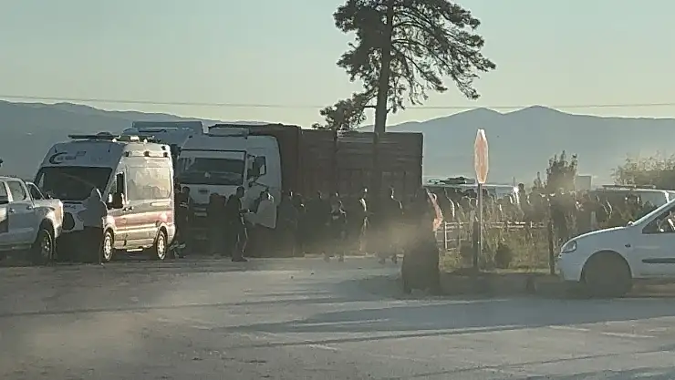 Park Halindeki Kamyona Çarpan Motosiklette 2 Kişi Öldü