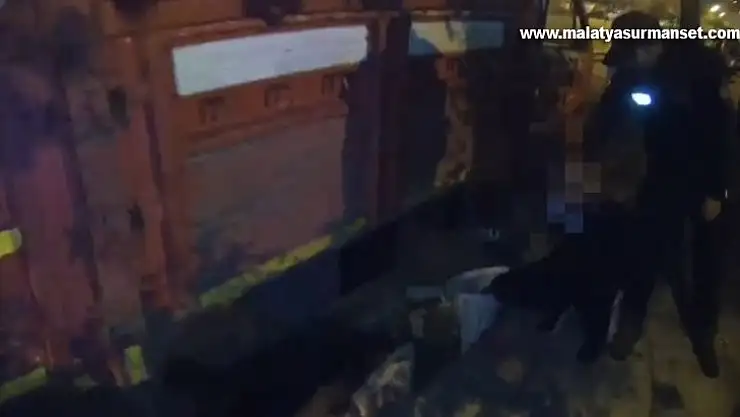 Park halindeki kamyondan yakıt çalan şahıs bekçilere yakalandı