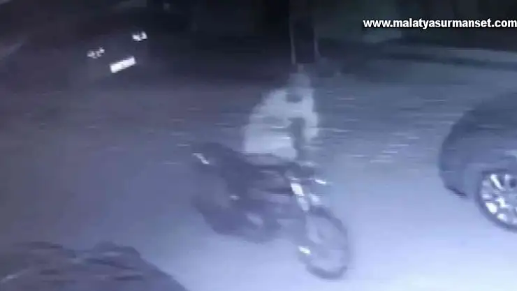 Park halindeki motosikleti sürükleyerek çaldı