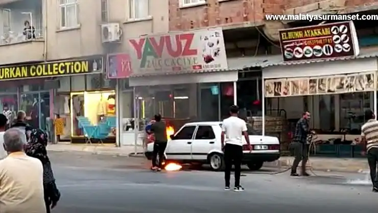 Park halindeki otomobil alev aldı