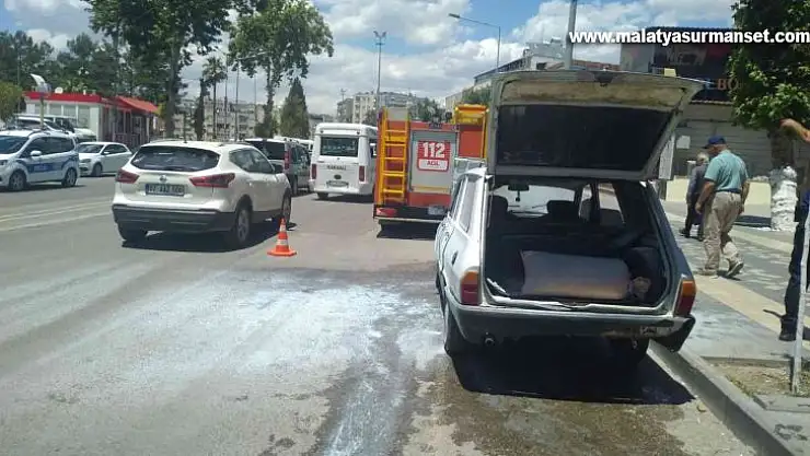 Park halindeki otomobil yandı