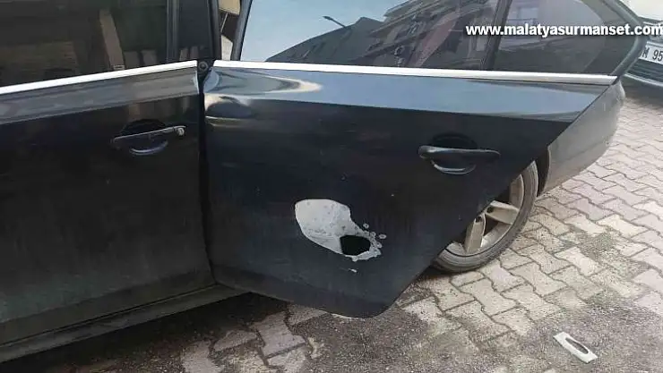 Park halindeki otomobile ateş açıldı