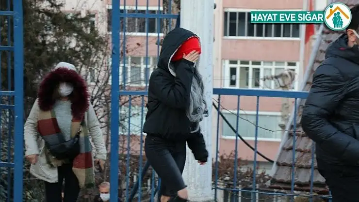 Parkta genç kızı darp eden şüpheli ve arkadaşı yakalandı