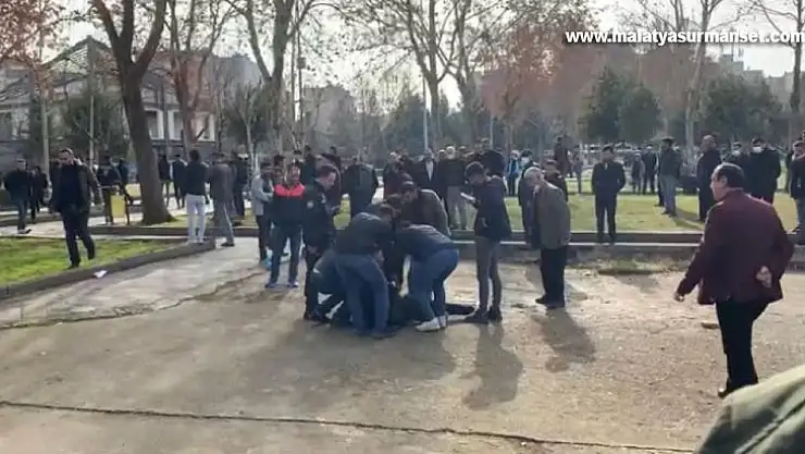Parkta yürüyen genç bıçaklı saldırıya uğradı, 2 kişi gözaltına alındı