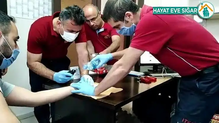 Parmağın sıkıştığı yüzüğü itfaiye ekipleri çıkarttı