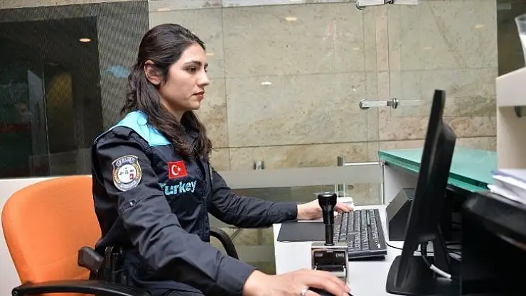 Pasaport polisinin kıyafeti değişti