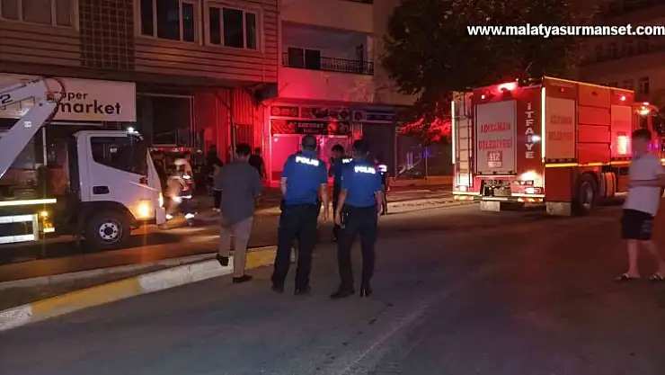 Patlayan elektrik kablolarına suyla müdahale ettiler