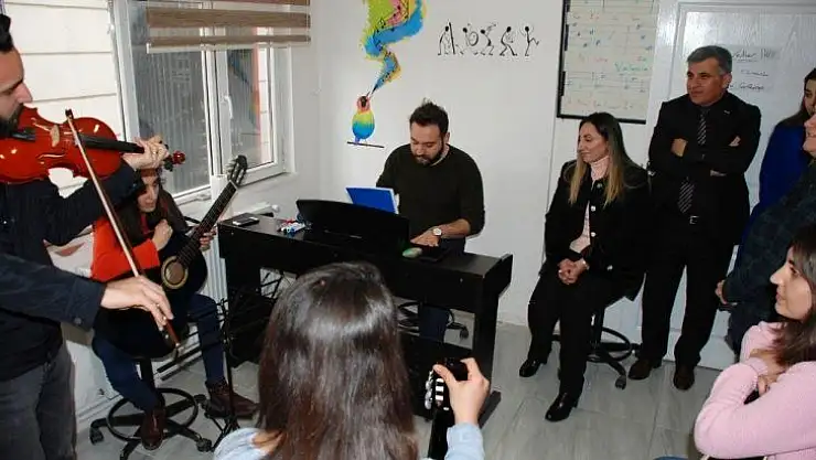 Pekmez, GAP gençlik ve kültür evinde gençlerle buluştu