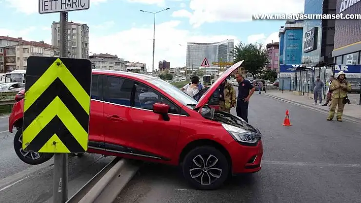 Pendik'te fren yerine gaza basan sürücü durakta bekleyen yayaya çarptı