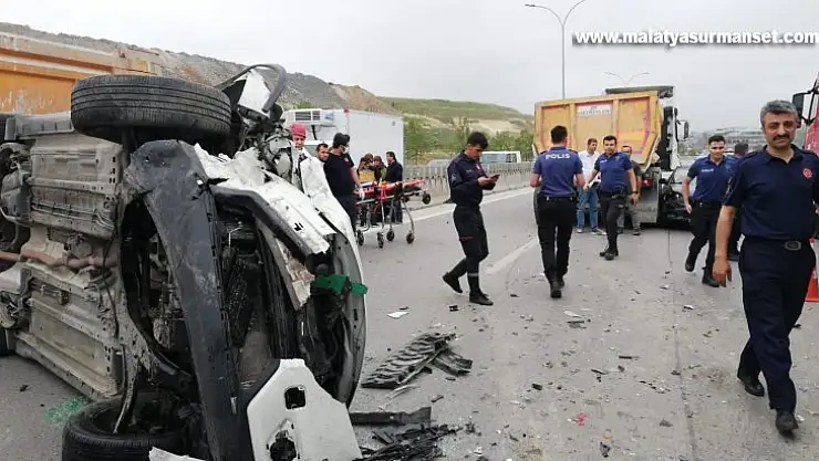 Pendik'te Sabiha Gökçen bağlantı yolunda 2 araç birbirine girdi: 2 yaralı