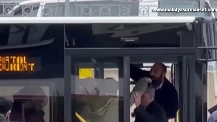 Pendik'te şoförle tartışan yolcuyu, diğer yolcular otobüsten attı