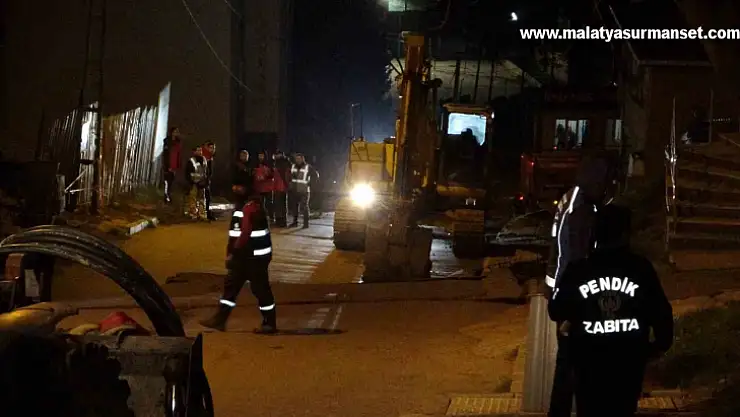 Pendik'te yolda çökme oluştu, iki apartman tahliye edildi