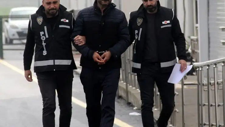 Peruklu kalpazanı vatandaş yakalayıp darp etti