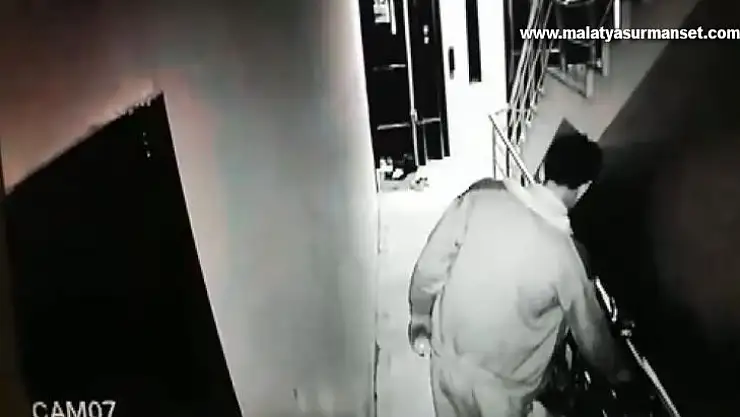 Pes dedirten bisiklet hırsızlığı güvenlik kamerasında