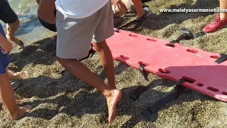 Plajda boğulma tehlikesi geçiren şahsı ekipler kurtardı
