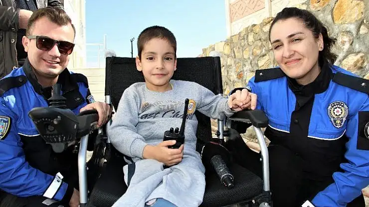 Polis hayranı küçük Efraim, akülü aracına kavuştu