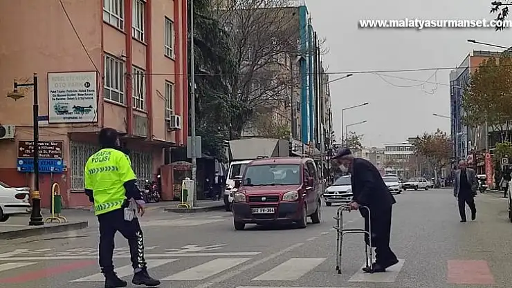 Polis memuru engelli vatandaş için trafiği tamamen durdurdu