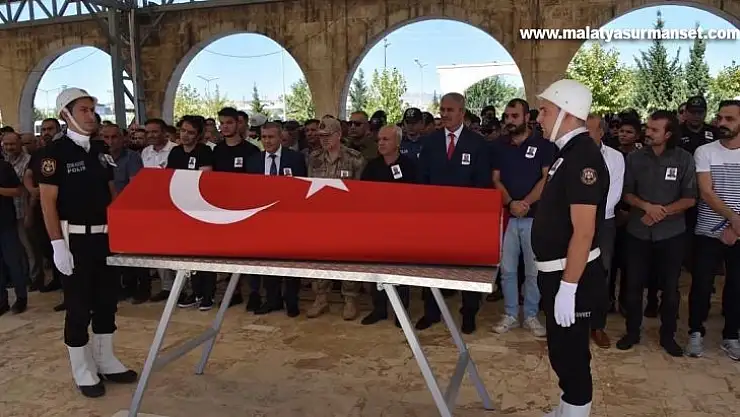 Polis memuru toprağa verildi