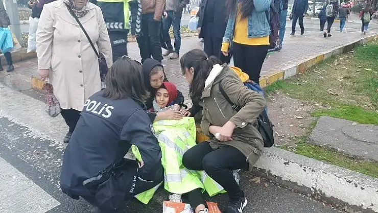Polis memuru yerde yatan yaralıyı montuyla ısıttı
