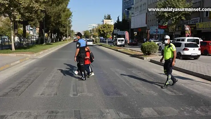 Polis okul önlerinde denetimi arttırdı