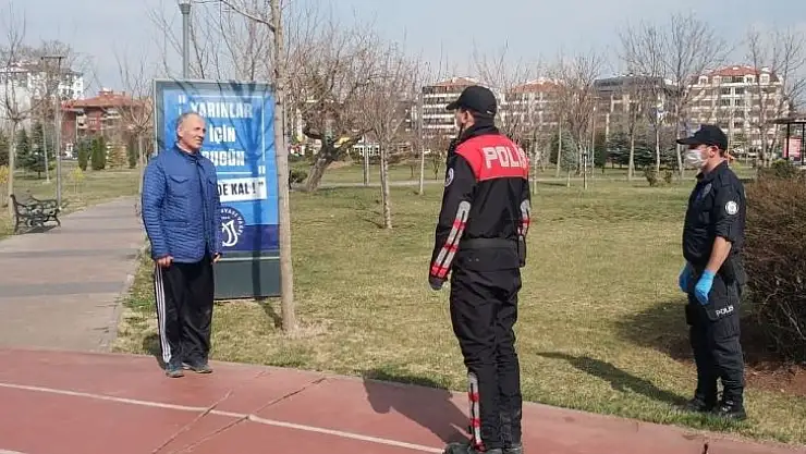 Polis park ve sokakları tek tek gezerek 'Evde kal' çağrısı yaptı