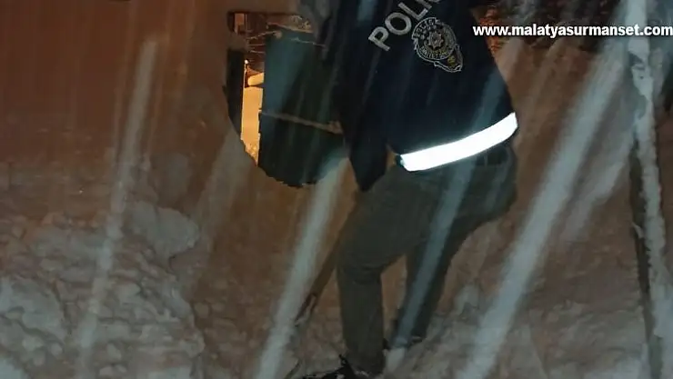 Polis, yaşlı çiftin ihtiyaçlarını karşılayarak yolunu temizledi