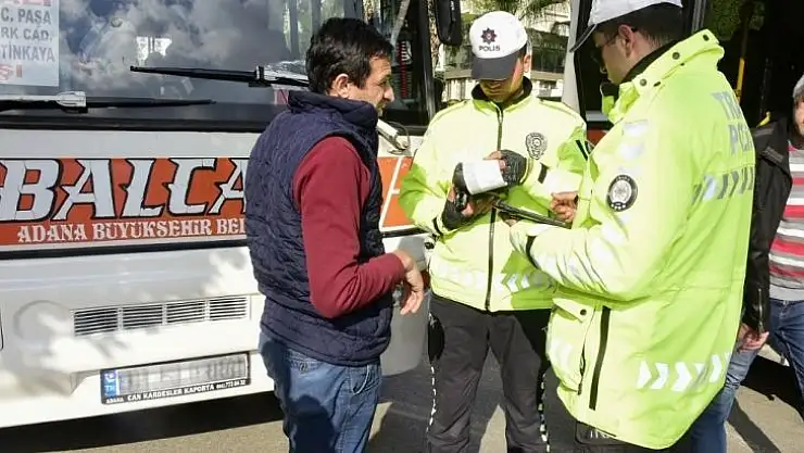 Polis yolcu kılığına girip kurallara uymayan şoförlere ceza kesti