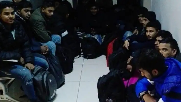 Polisi görünce kaçak göçmenleri bırakıp kaçtı