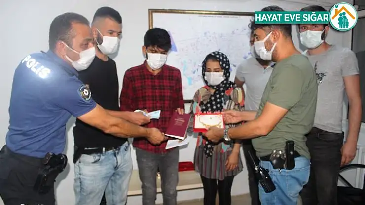 Polisin dikkati yeni evlenen Afganlı çifti sevince boğdu