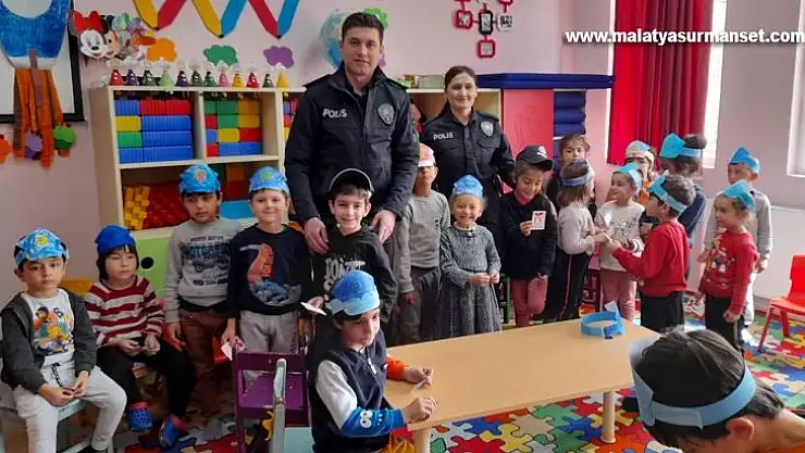 Polisler, minik öğrencilere hediyeler dağıttı