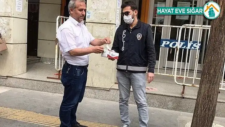 Polislerden vatandaşlara maske dağıtımı yapılıyor