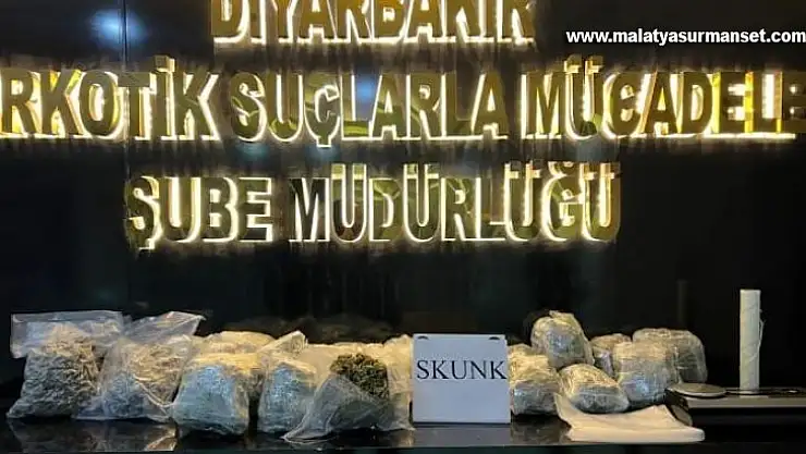 Polisleri fark etti, uyuşturucu poşetini çöpe attı