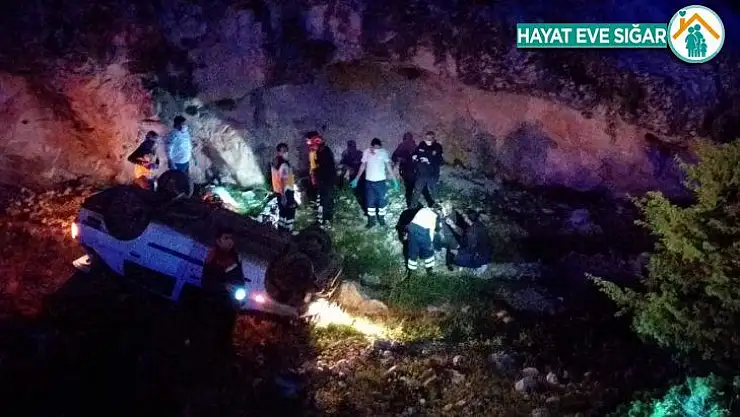 Polisten kaçan otomobil şarampole yuvarlandı: 3 yaralı