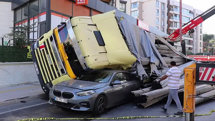 Polisten kaçan tır otomobillerin üzerine devrildi 2 kişi yaralandı