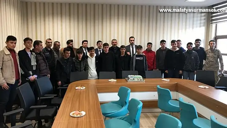 Polisten sporculara pastalı kutlama