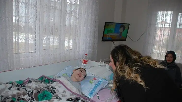 Protokol eşlerinden serebral palsi hastası Ege'ye ziyaret